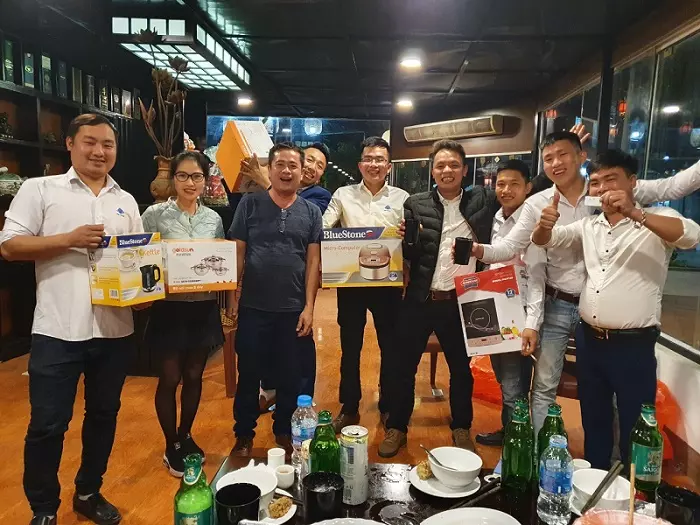 Những phần quà được tặng cho người trúng thưởng tại buổi lễ Những phần quà được tặng cho người trúng thưởng tại buổi lễ