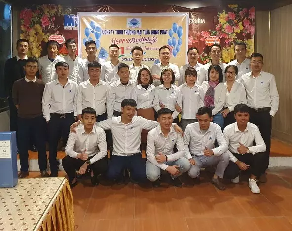 Toàn bộ tập thể công ty chụp ảnh kỷ niệm tại buổi lễ Toàn bộ tập thể công ty chụp ảnh kỷ niệm tại buổi lễ