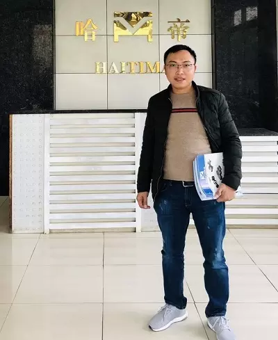 Giam đốc Công Ty TNHH TM Tuấn Hưng Phát ông Đỗ Văn Tuấn chụp ảnh tại phòng làm việc của Haitima Taiwan.