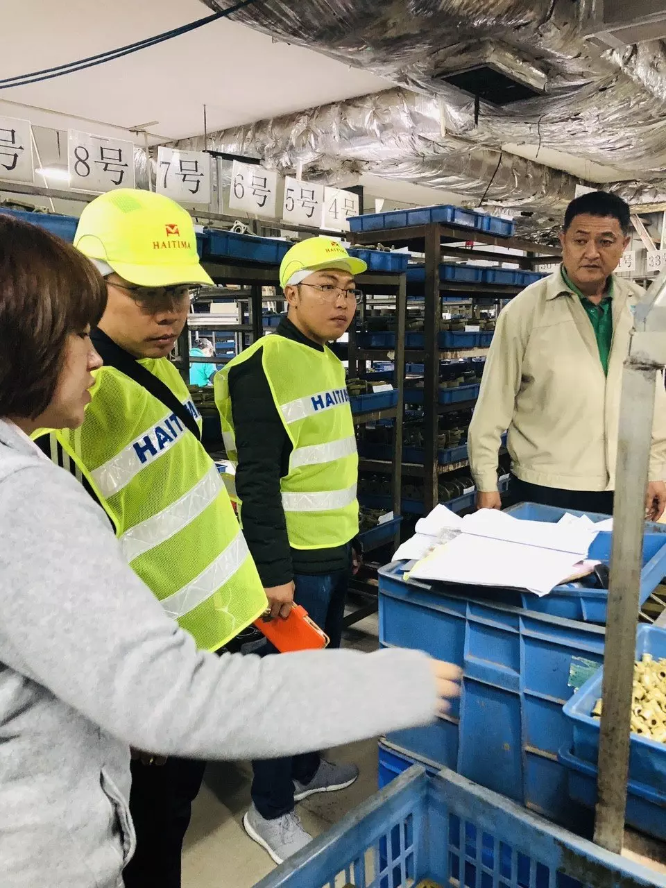 Ban lãnh đạo hai công ty thăm các dây chuyền sản xuất tại các phân xưởng.