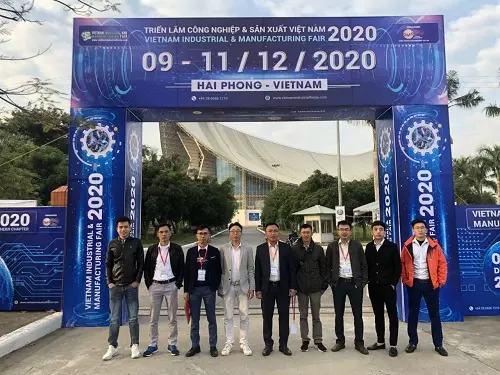Nhân viên tham gia giới thiệu sản phẩm tới khách hàng Nhân viên tham gia giới thiệu sản phẩm tới khách hàng