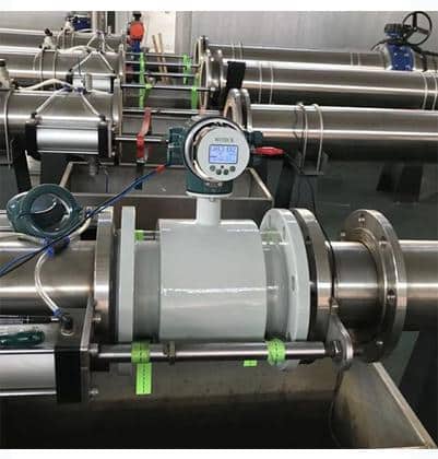 Hình ảnh thiết bị đo lưu lượng đang được lắp đặt và sử dụng bên trong một nhà máy Hình ảnh thiết bị đo lưu lượng đang được lắp đặt và sử dụng bên trong một nhà máy
